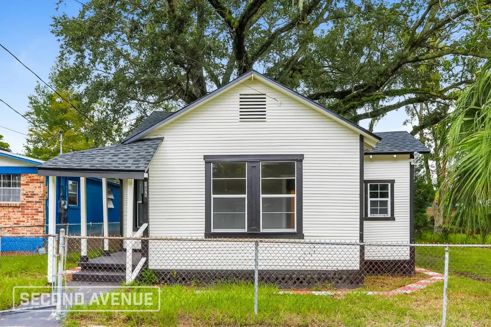 1585 W 35th St 1585 W 35th St