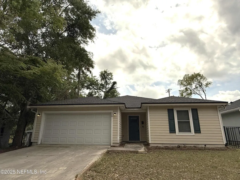 558 E 60th St 558 E 60th St