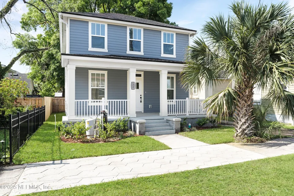 32 E 10th St 32 E 10th St