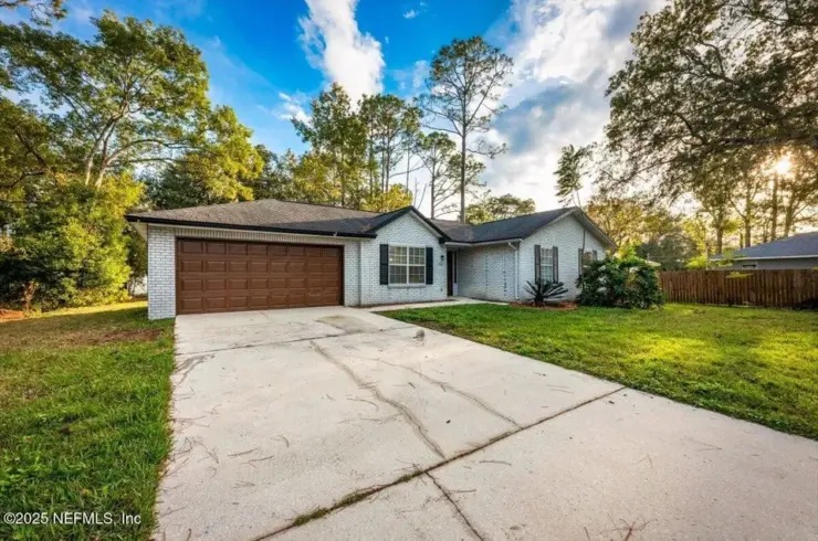1221 Lindenhurst Ave
