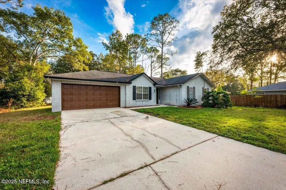 1221 Lindenhurst Ave 1221 Lindenhurst Ave