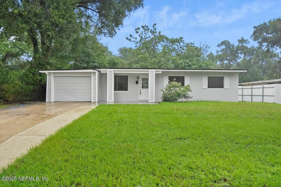 7151 King Arthur Rd N 7151 King Arthur Rd N