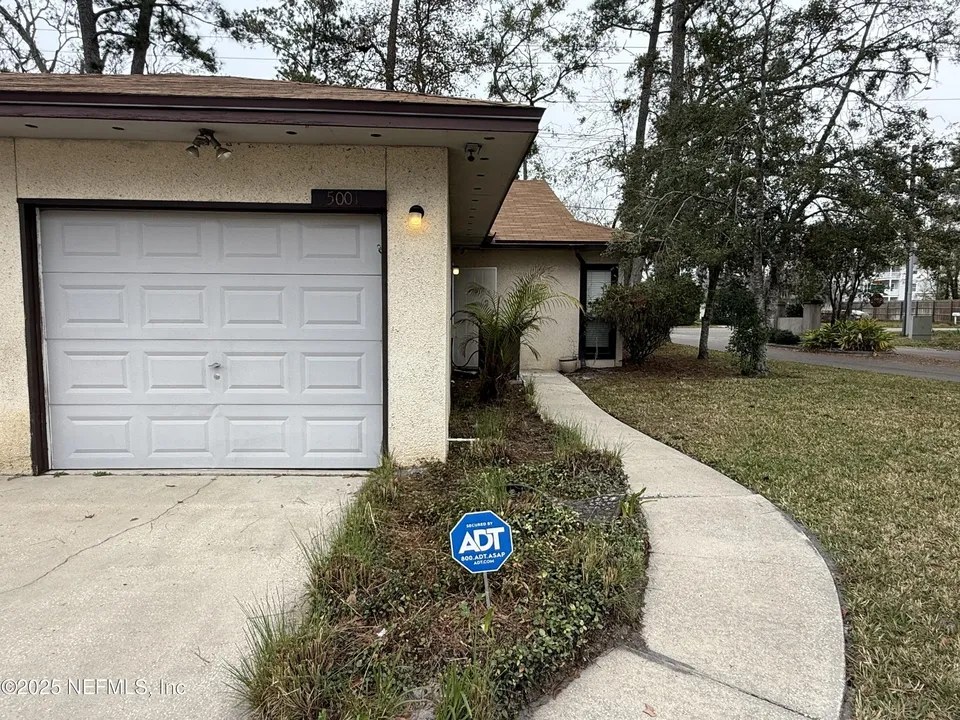 5001 Knightsbridge Cir N 5001 Knightsbridge Cir N