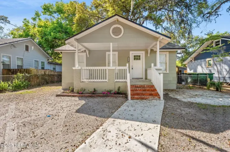 2642 Peacock St