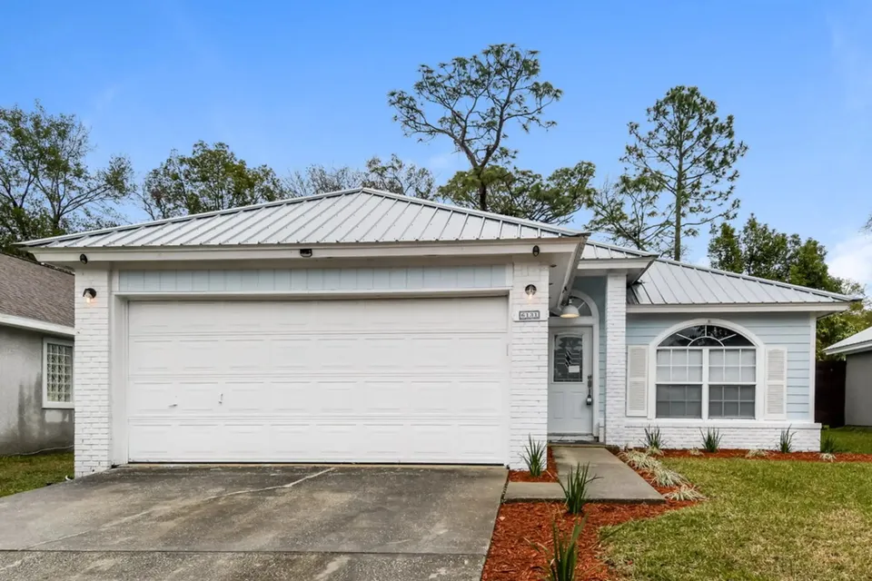 6131 Alpenrose Ave 6131 Alpenrose Ave