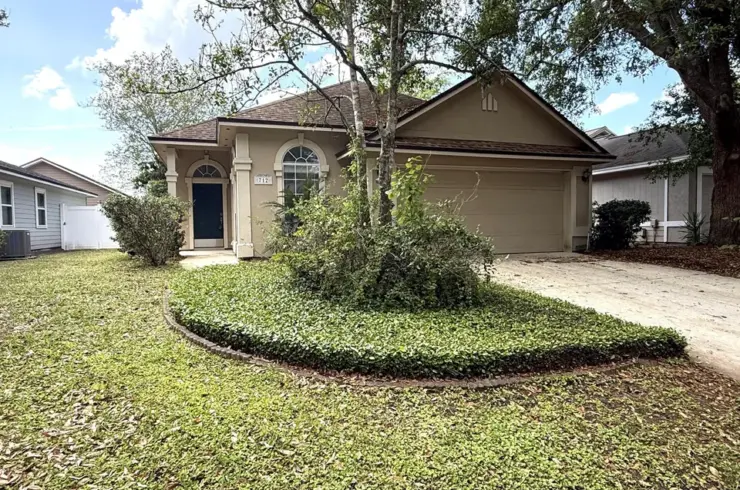 712 Putters Green Way S