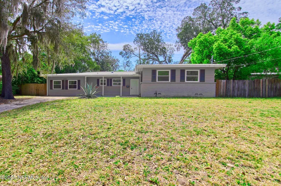 10568 Lake View Rd E 10568 Lake View Rd E