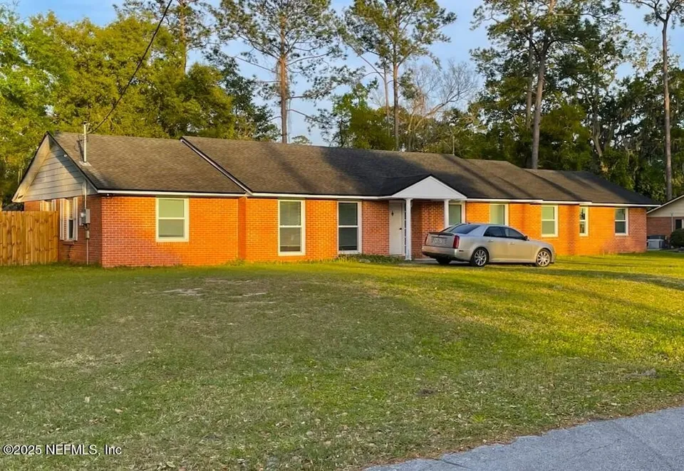 11707 Village Ln 11707 Village Ln