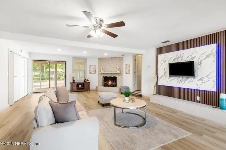 304 Laurina St