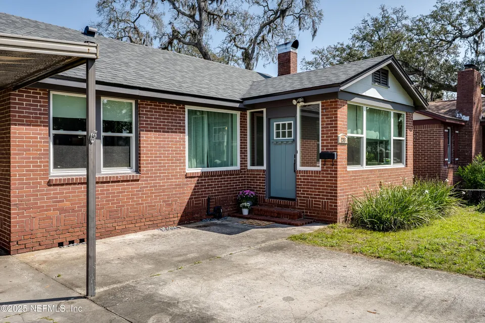 233 W 67th St 233 W 67th St