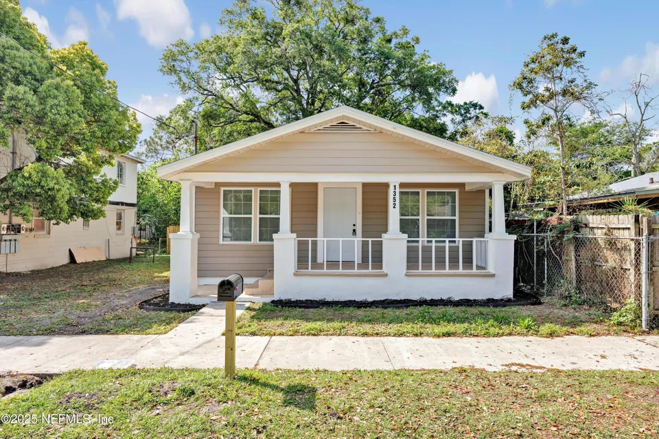 1352 W 16th St 1352 W 16th St